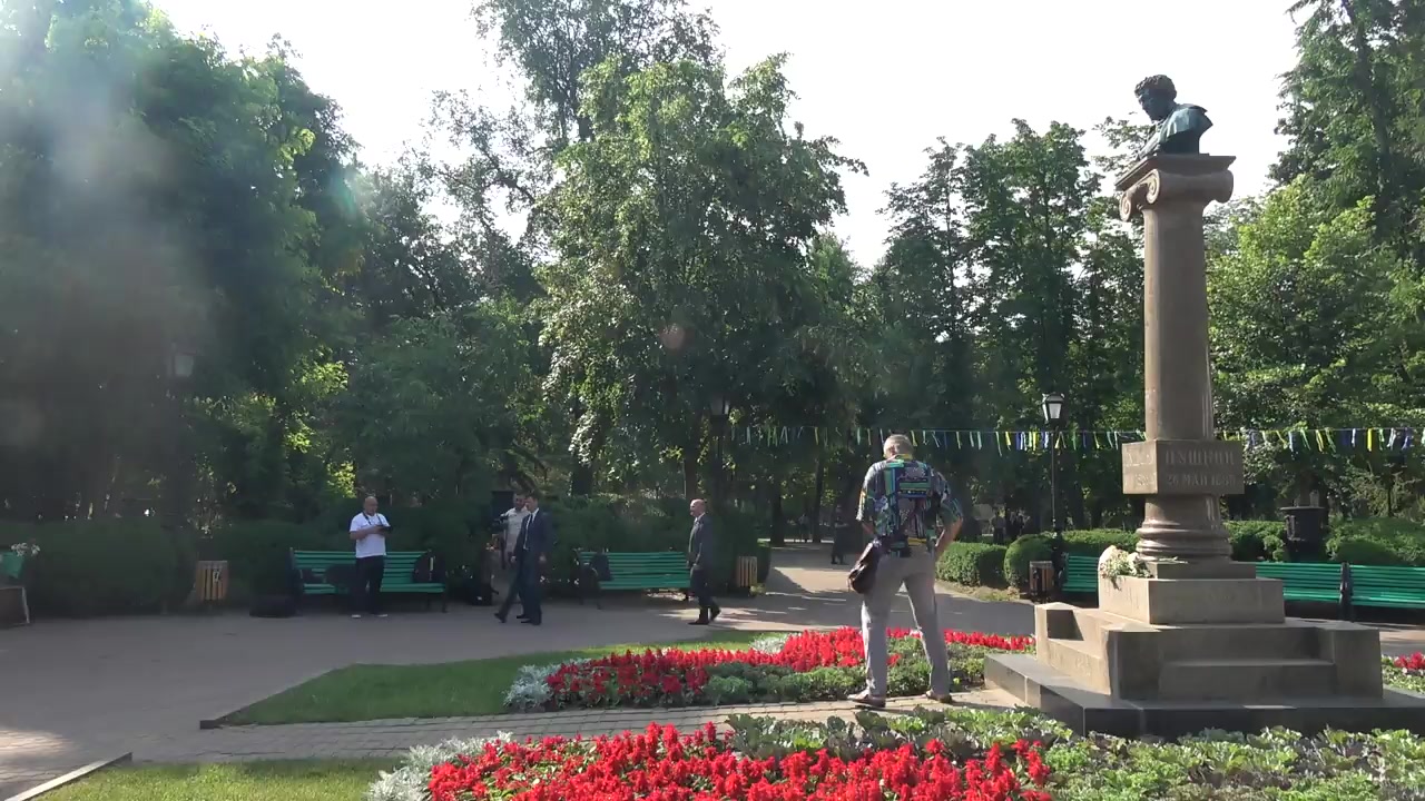 Președintele Republicii Moldova, Igor Dodon, deputații și consilierii municipali ai PSRM, depun flori la bustul marelui poet rus Alexandr Pușkin, cu ocazia împlinirii a 219 ani de la nașterea poetului