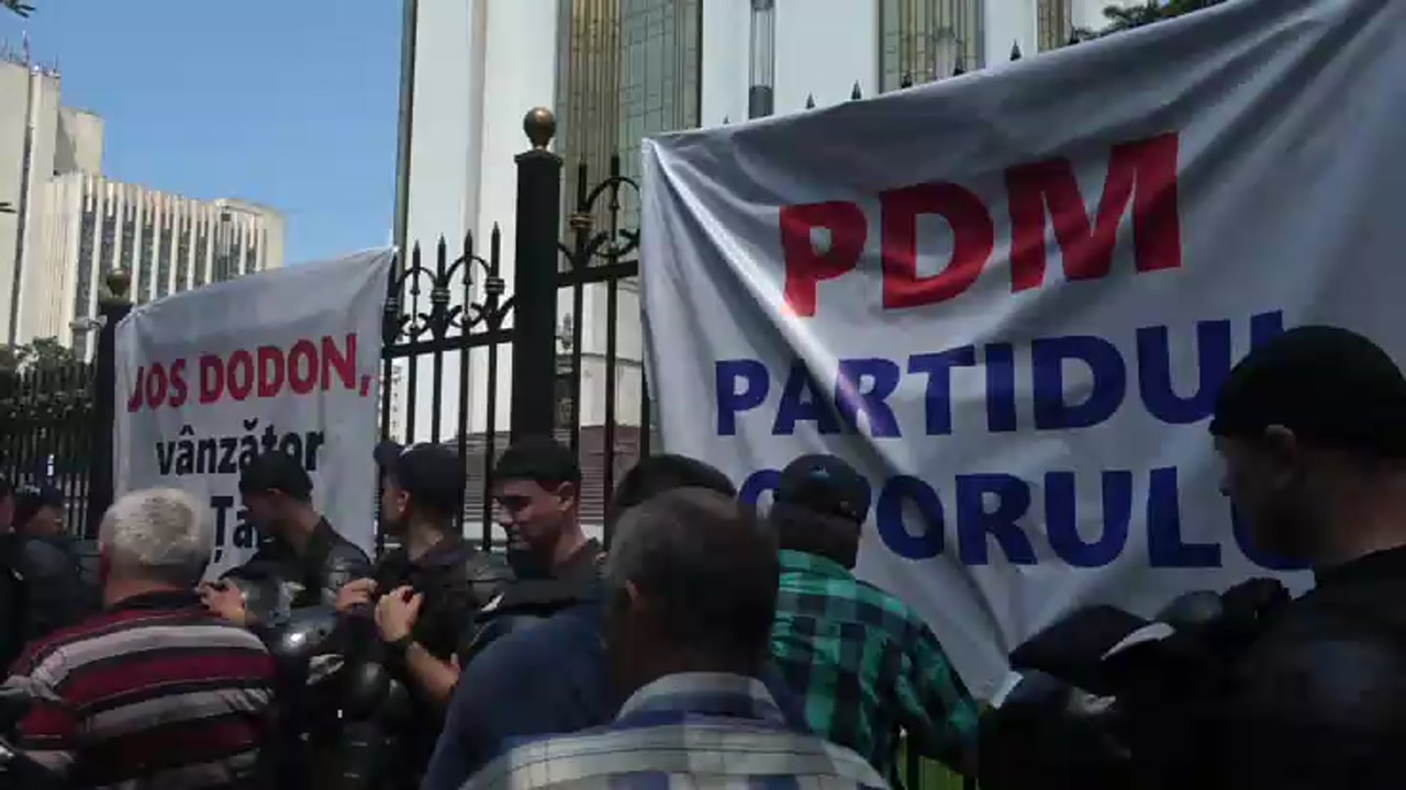 Miting organizat de Partidul Democrat din Moldova în fața Președinției Republicii Moldova