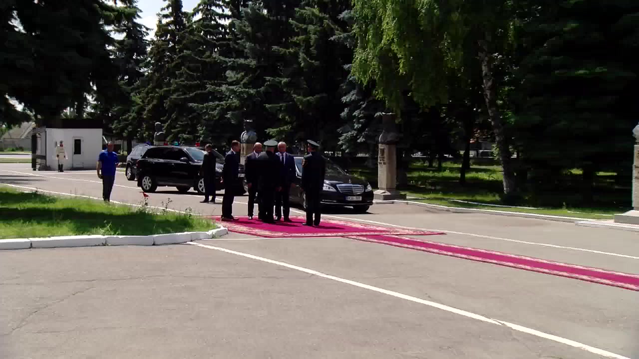 Președintele Republicii Moldova, Comandant Suprem al Forțelor Armate, Igor Dodon, îl prezintă corpului de comandă al Armatei Naționale pe noul ministru al Apărării, Pavel Voicu