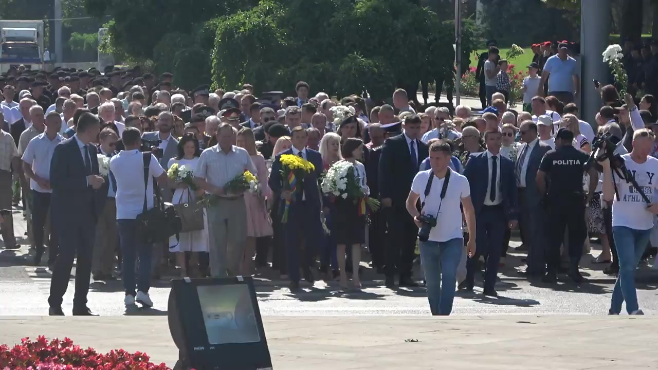 Depunere de flori de către Cabinetul de miniștri și cetățeni la monumentul Ștefan cel Mare și Sfânt cu prilejul Zilei Independenței Republicii Moldova