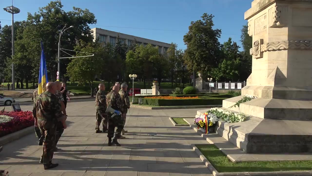 Depuneri de flori la monumentul lui Ștefan cel Mare și Sfânt cu prilejul Zilei Independenței Republicii Moldova