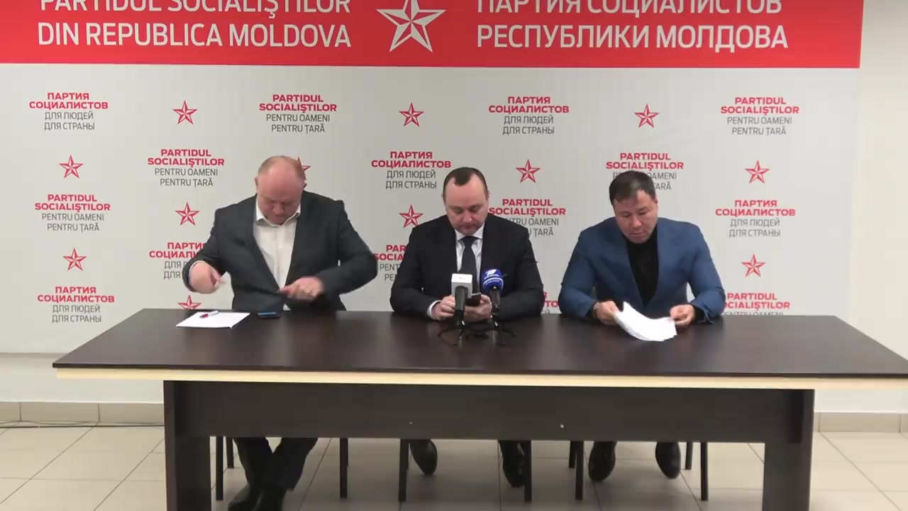 Briefing susținut de către deputații PSRM Vlad Batrîncea, Bogdan Țîrdea și Vasile Bolea