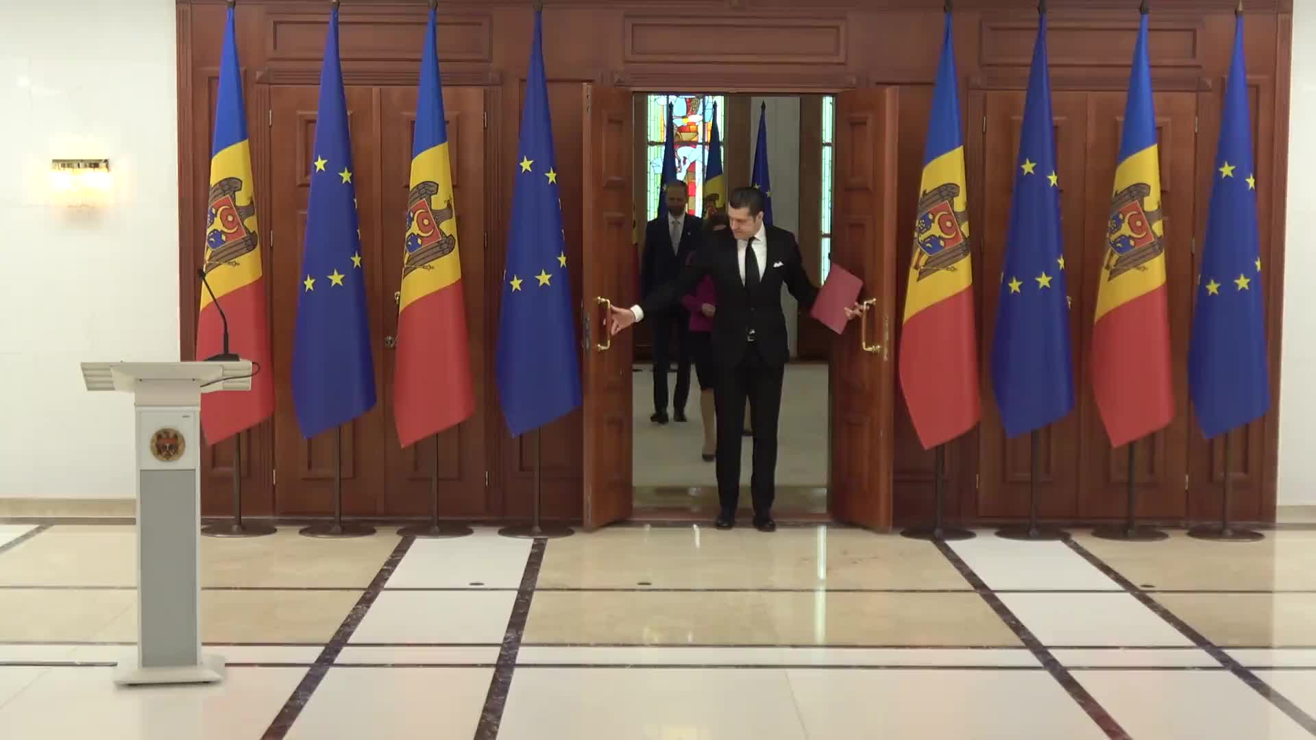 Ceremonia de transmitere a chestionarului completat de aderare la Uniunea Europeană a Republicii Moldova