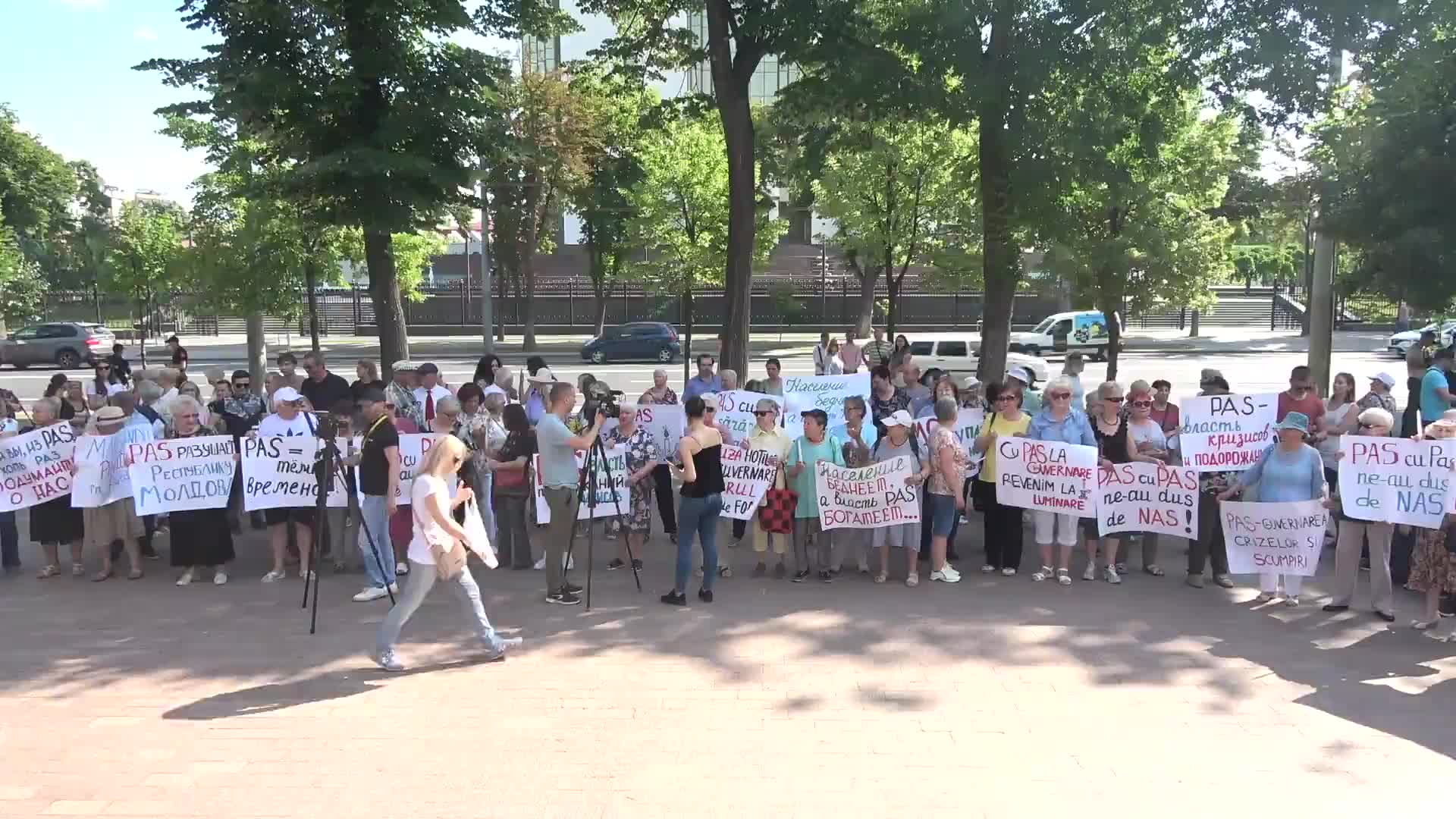 Protest organizat de către deputații PCRM și ai Partidului ȘOR „Cu PAS la guvernare revenim la lumânare!”