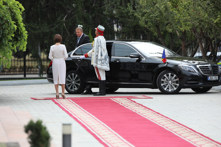 Ceremonia oficială de întâmpinare a Președintelui României, Klaus Iohannis, de către Președinta Republicii Moldova, Maia Sandu