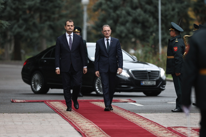 Întâmpinarea prim-ministrului României, Luca Niculescu, de către prim-ministrul Republicii Moldova, Vasile Tofan