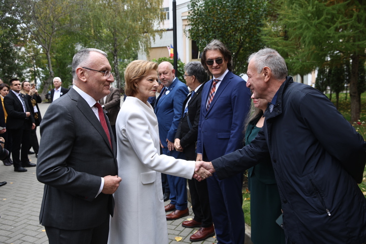 Plantarea unui arbore de liquidamber pe Aleea savanților și medicilor iluștri de către Majestatea Sa Margareta Custodele Coroanei Române, Alteța Sa Regală Principele Radu al României