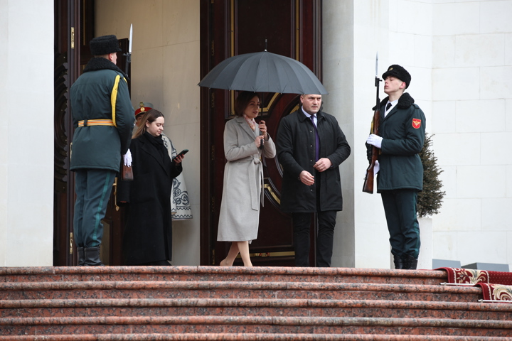 Ceremonia oficială de întâmpinare a Președintelui interimar al României, Ilie Bolojan, de către Președinta Republicii Moldova, Maia Sandu