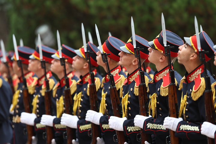 Ceremonia de întâmpinare oficială a prim-ministrului României, Ilie Bolojan, de către prim-ministrul Republicii Moldova, Dorin Recean