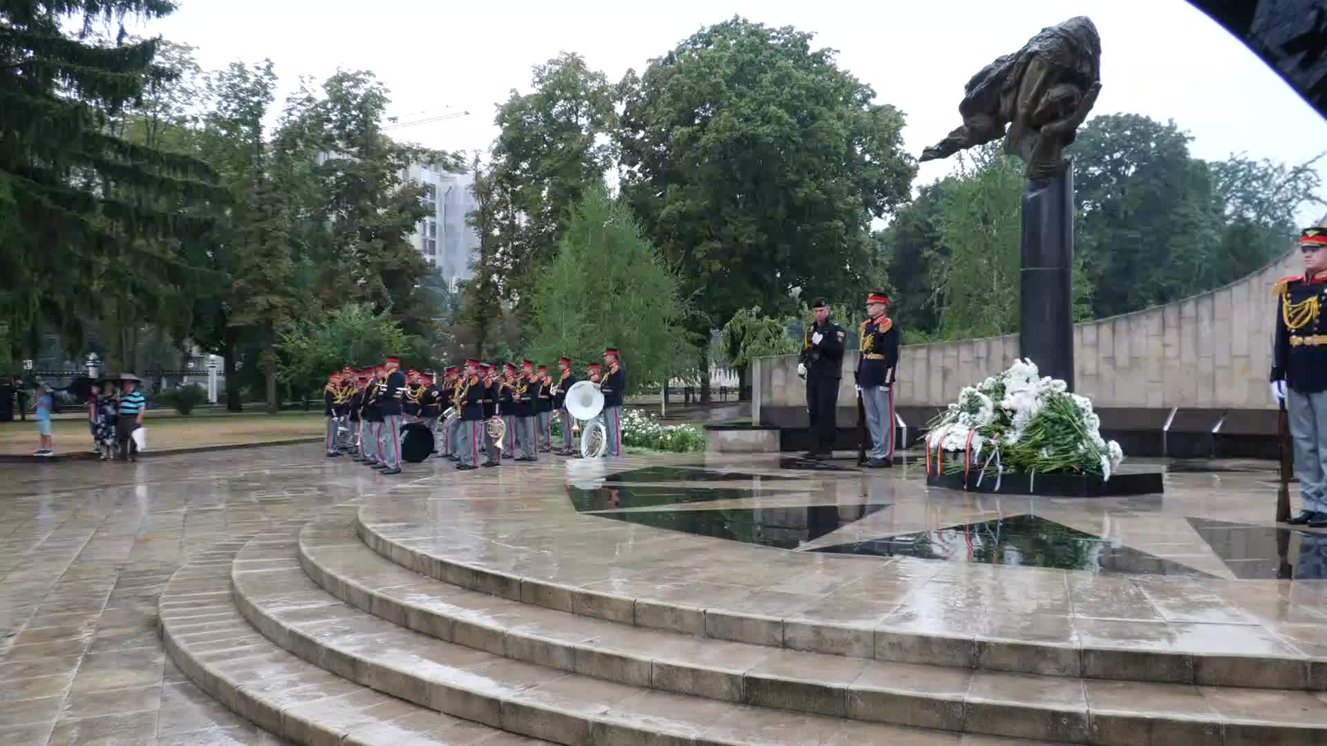 Depuneri de flori la monumentul „Maica Îndurerată” de la Complexul Memorial „Eternitate” cu ocazia Zilei Independenței Republicii Moldova