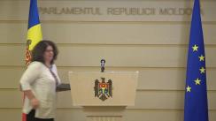 Briefing de presă susținut de președinta Comisiei cultură, educație, cercetare, tineret, sport și mass-media, Liliana Nicolaescu Onofrei, în timpul ședinței Parlamentului Republicii Moldova din 28 iulie 2022