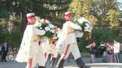 Depuneri de flori la monumentul „Maica Îndurerată” de la Complexul Memorial „Eternitate”