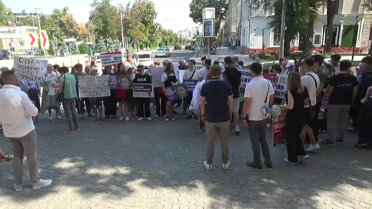 Flashmob organizat de reprezentanții blocului „Victorie” în legătură cu situația critică din economia Republicii Moldova