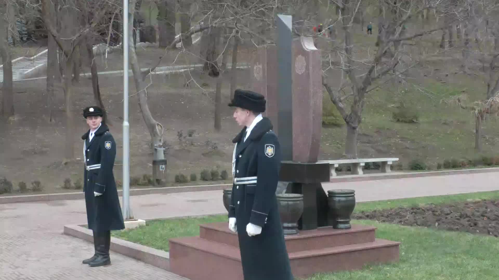 Depunere de flori la monumentul polițiștilor căzuți la datorie, din parcul „Valea Morilor”, cu ocazia Zilei Poliției Republicii Moldova