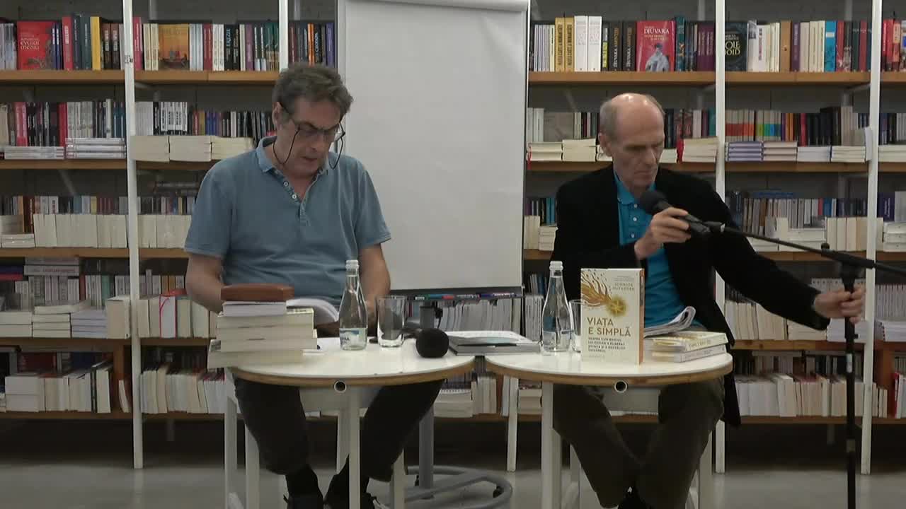 Vlad Zografi în dialog cu Cristian Tudor Popescu despre două dintre cele mai captivante cărți de istorie a științei apărute în ultimii ani:  Viața e simplă. Despre cum briciul lui Occam a eliberat știința și a dezvăluit universul de Johnjoe McFadden și Viața la limită. Maturizarea biologiei cuantice de Johnjoe McFadden și Jim Al-Khalili