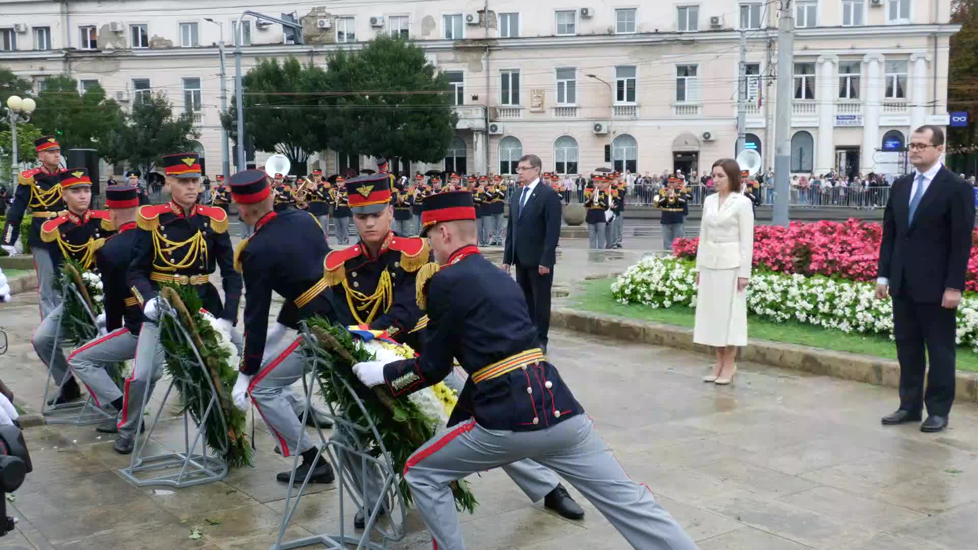Depuneri de flori la monumentul lui Ștefan cel Mare și Sfânt cu ocazia celei de-a 35-a aniversări a Independenței Republicii Moldova