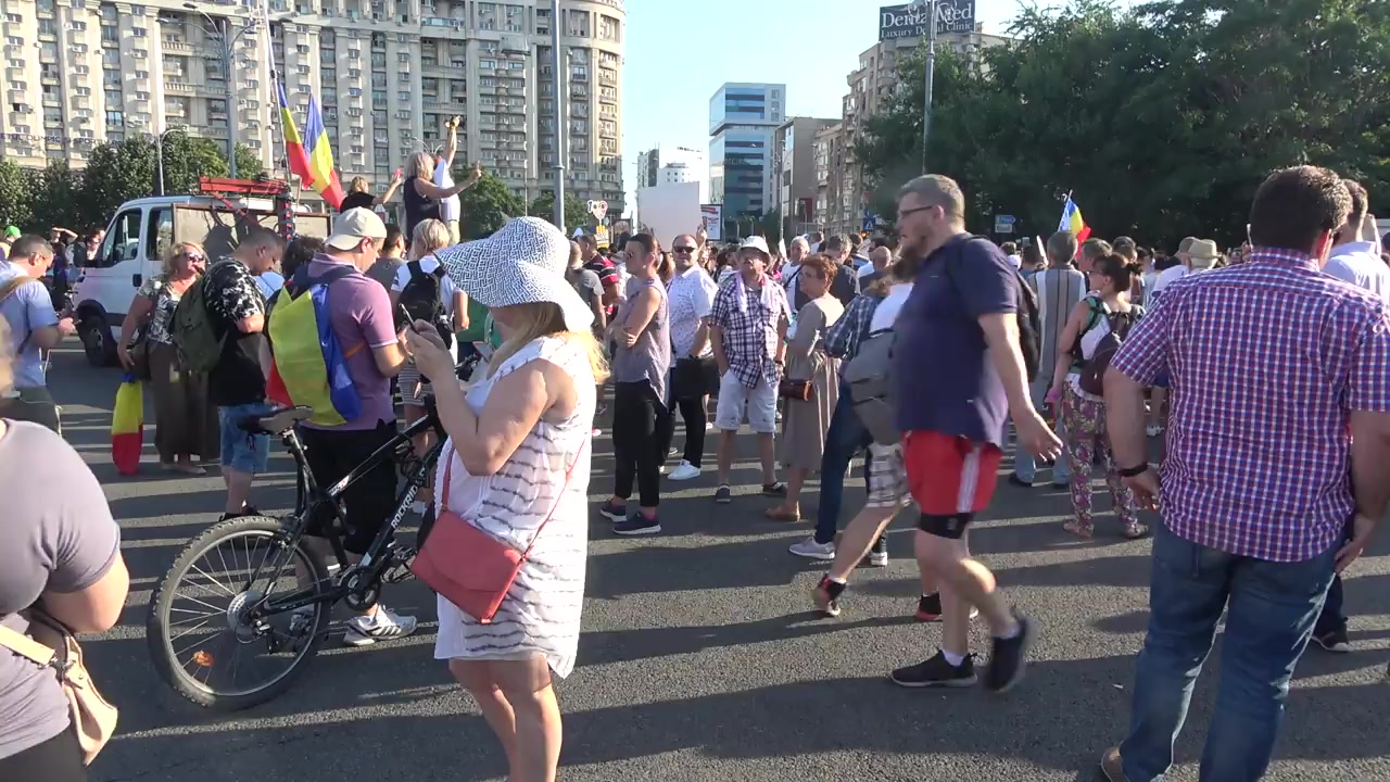 VIDEO Protest cu îmbrânceli între jandarmi şi manifestanţi în Piaţa Victoriei. Amenzi de 4.500 lei pentru instigare la acţiuni violente | adevarul.ro