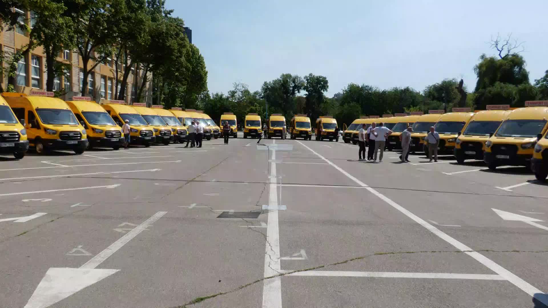 Evenimentul de transmitere a unui nou lot de microbuze școlare, care vor fi repartizate instituțiilor de învățământ din țară