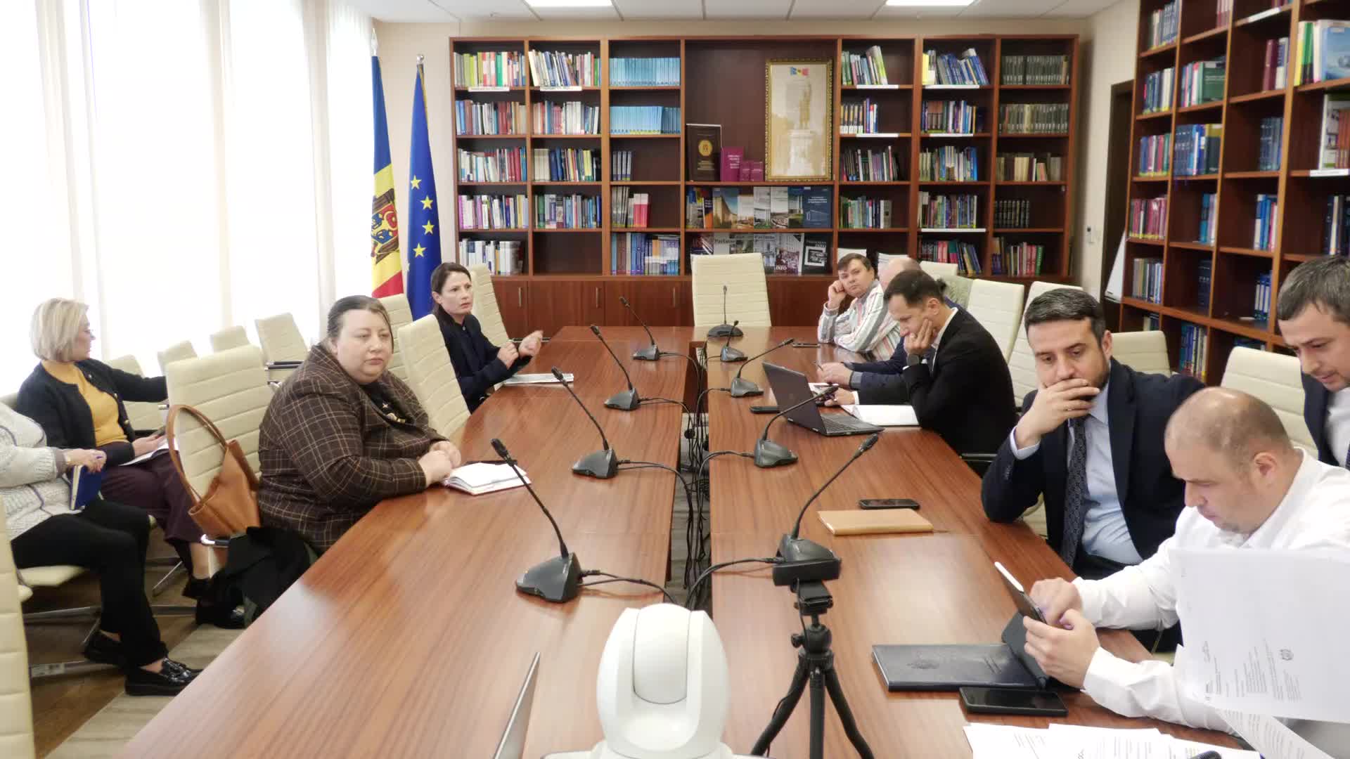 Consultări publice despre cadrul legal pentru fiscalizarea plăților în transportul în regim taxi, organizate de Comisia pentru economie, buget și finanțe