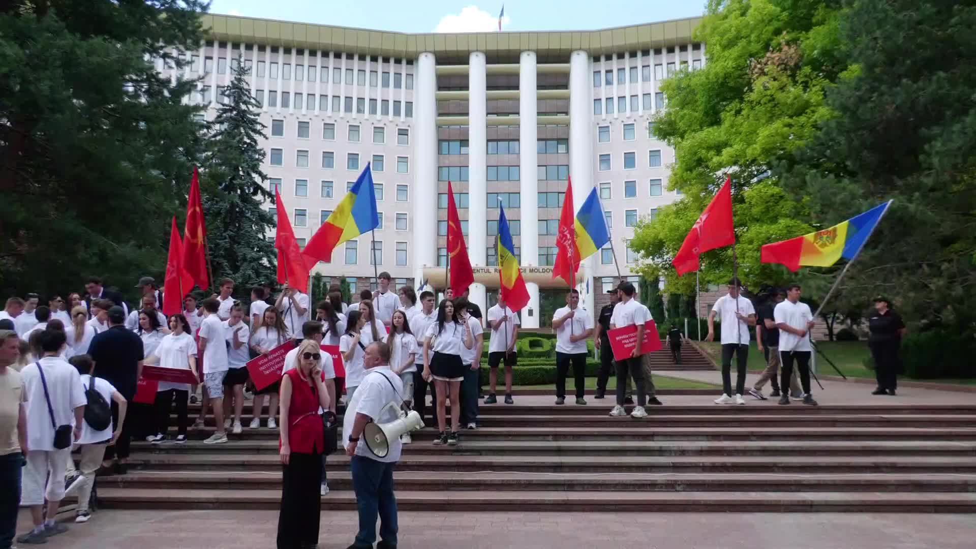 Acțiune de protest organizată de Blocul Comuniștilor și Socialiștilor în fața Parlamentului Republicii Moldova