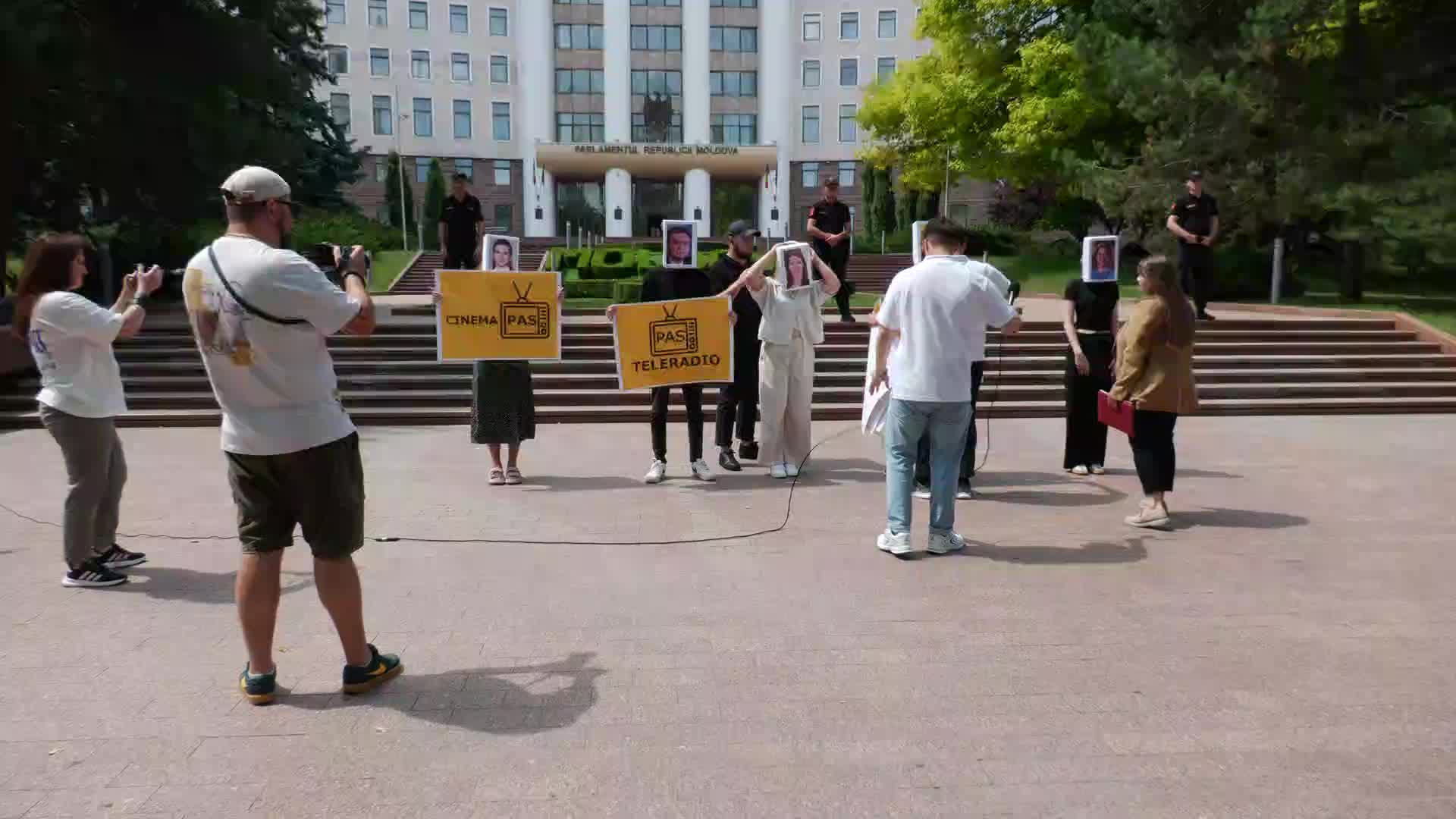 Flashmobul Organizației de Tineret a PSRM „Garda Tânără” împotriva politicii guvernării de lichidare a posturilor TV și a resurselor online, împotriva presiunilor exercitate asupra jurnaliștilor și a tentativelor de suprimare a libertății de exprimare