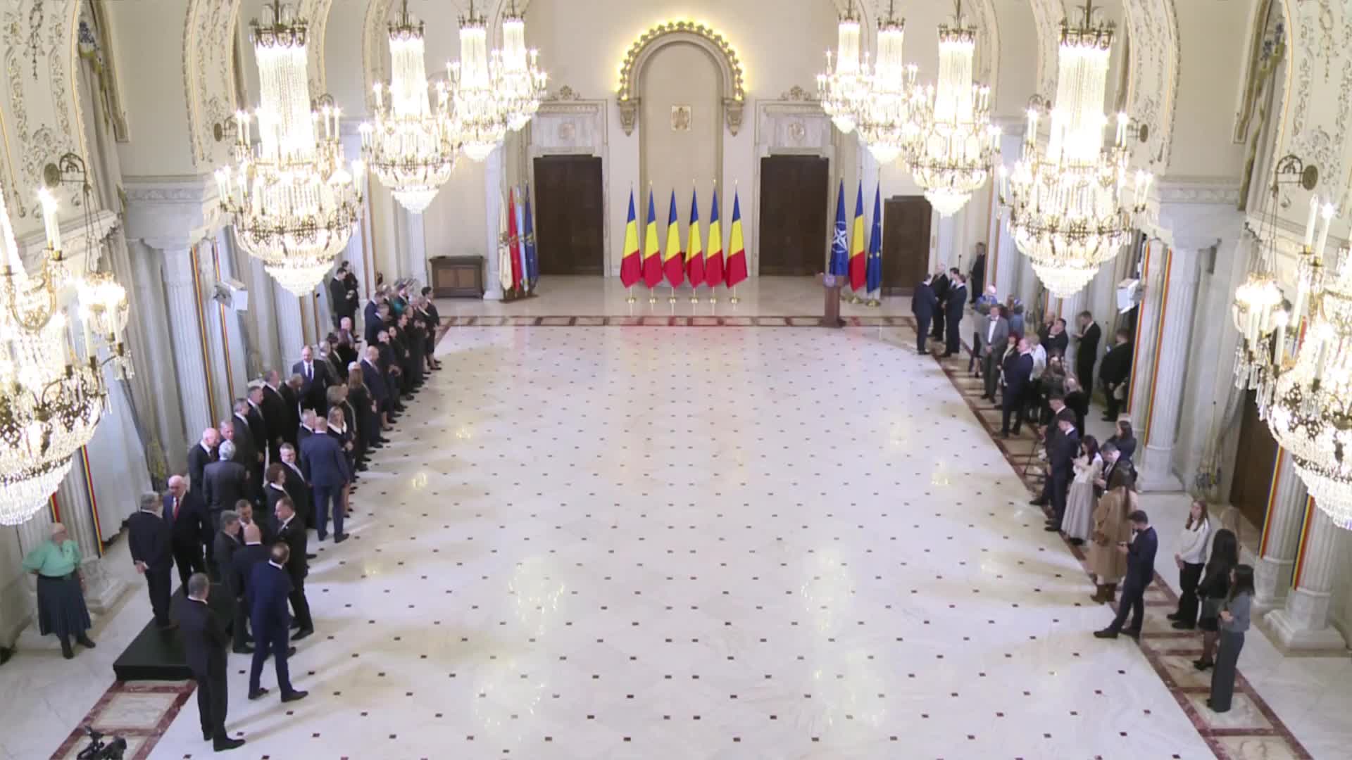 Ceremonie de decorare a unor personalități civile cu prilejul Zilei Naționale a României