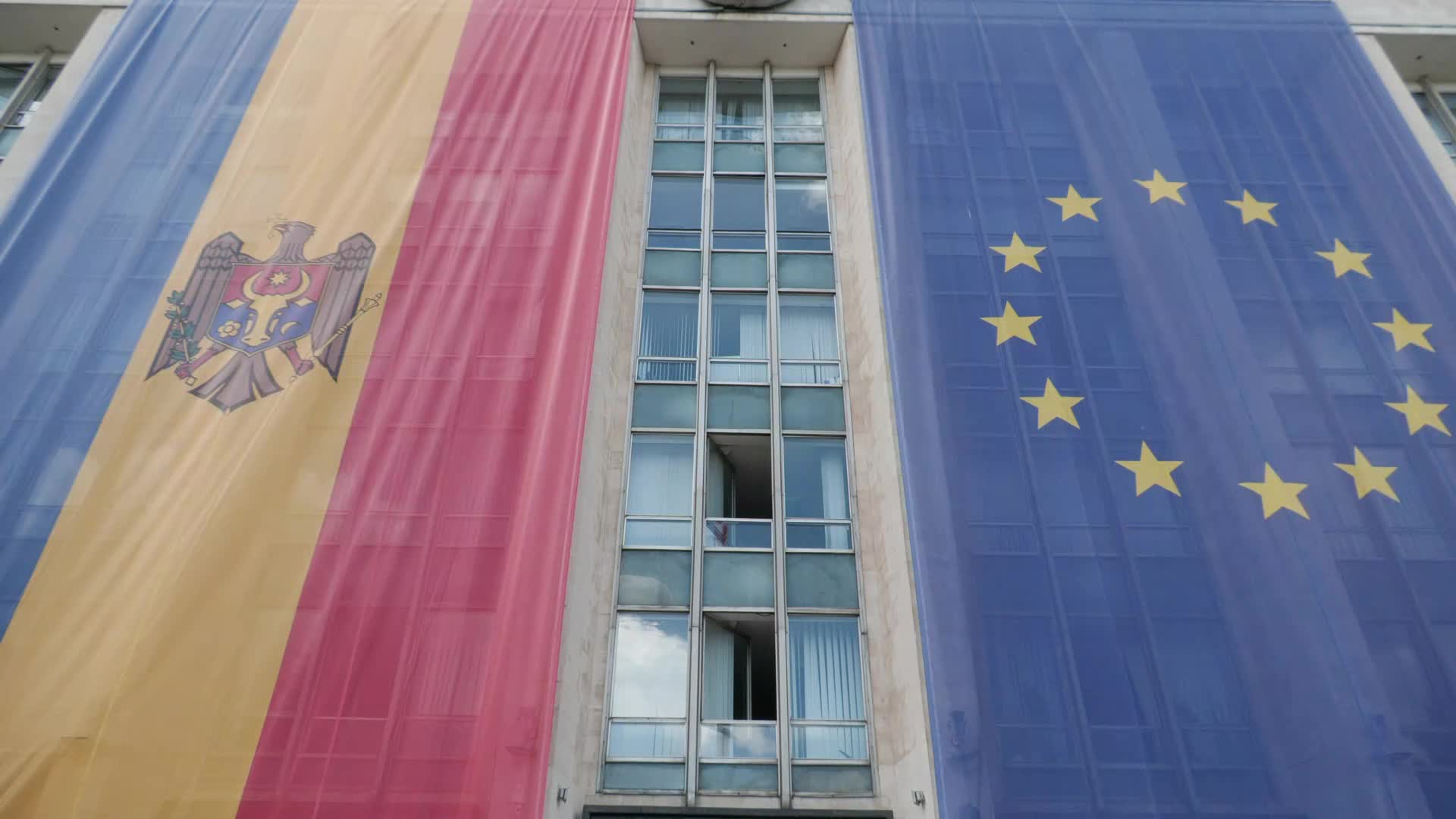 Eveniment de transmitere a unităților de transport școlar achiziționate cu sprijinul Uniunii Europene, PNUD și UNICEF