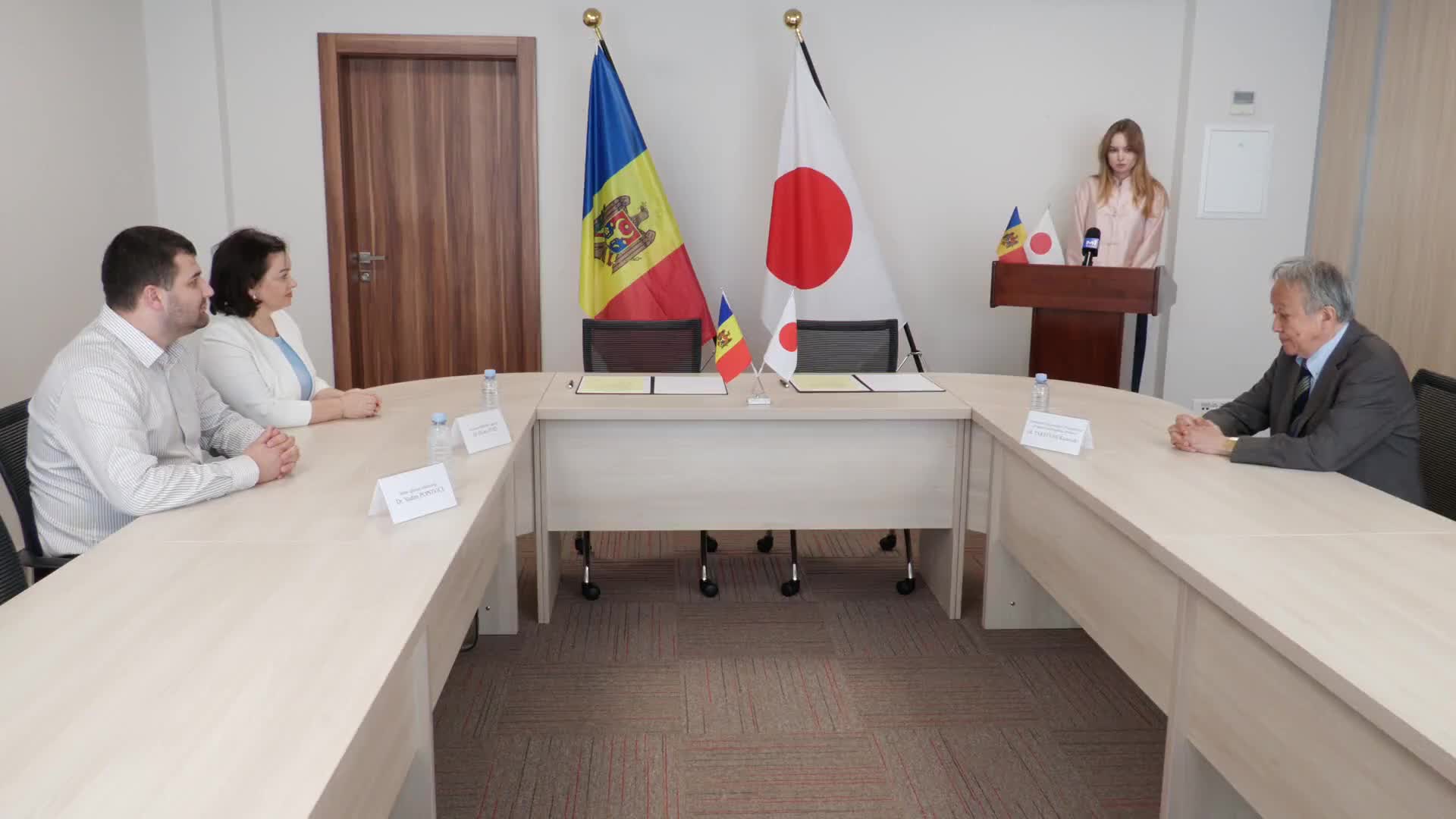 Ceremonia oficială de semnare a contractului de grant destinat achiziționării unui microscop chirurgical oftalmologic pentru Instituția Medico-Sanitară Publică „Spitalul Raional Ungheni”
